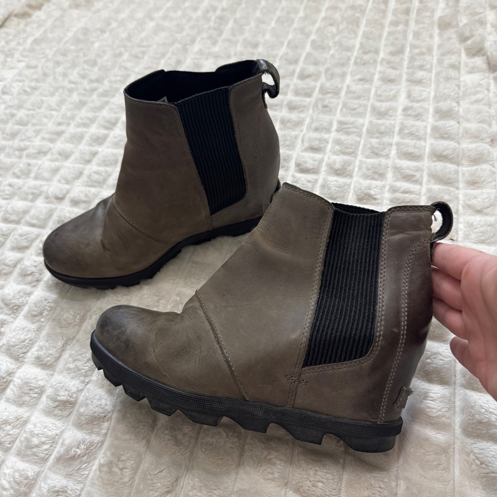 Sorel 8 Joan of Arctic II Gray Leather Chelsea Hidden Wedge Booties